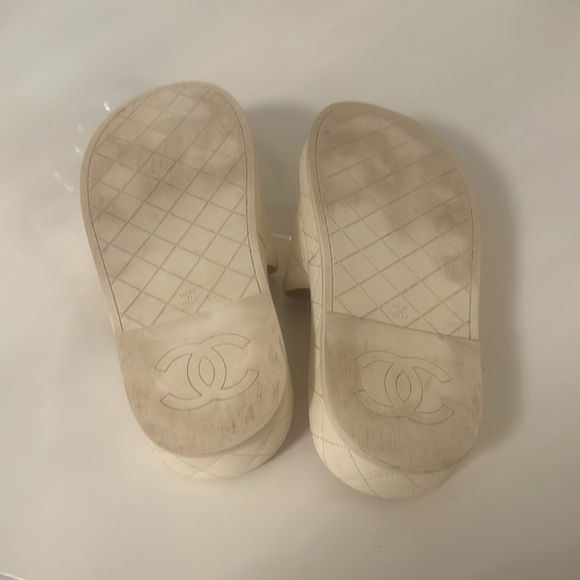 Gorgeously Chanel white quilteded slides perfect withh shorts skirt - Picture 5 of 6